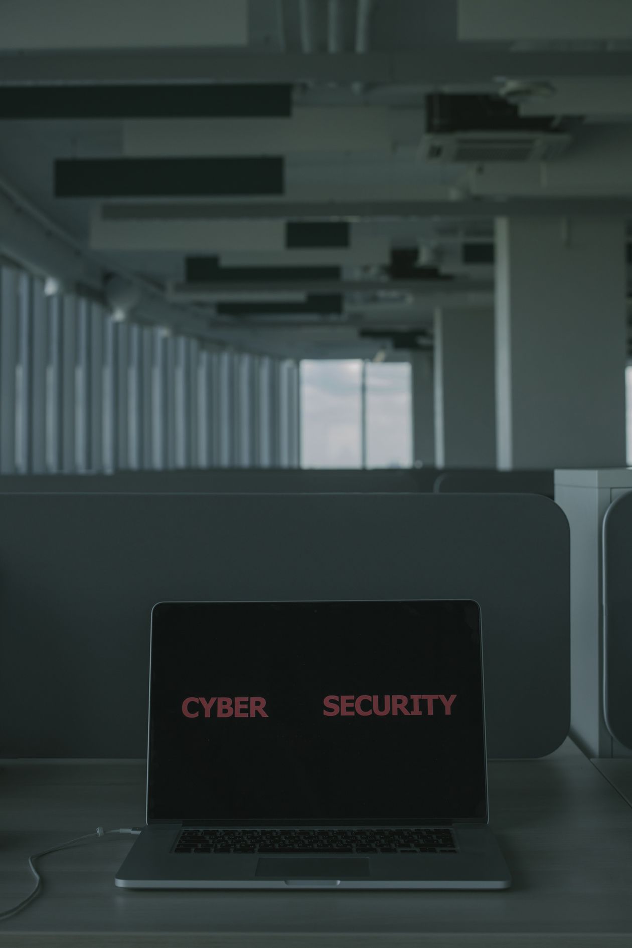Écran d'ordinateur portable affichant le terme cybersécurité