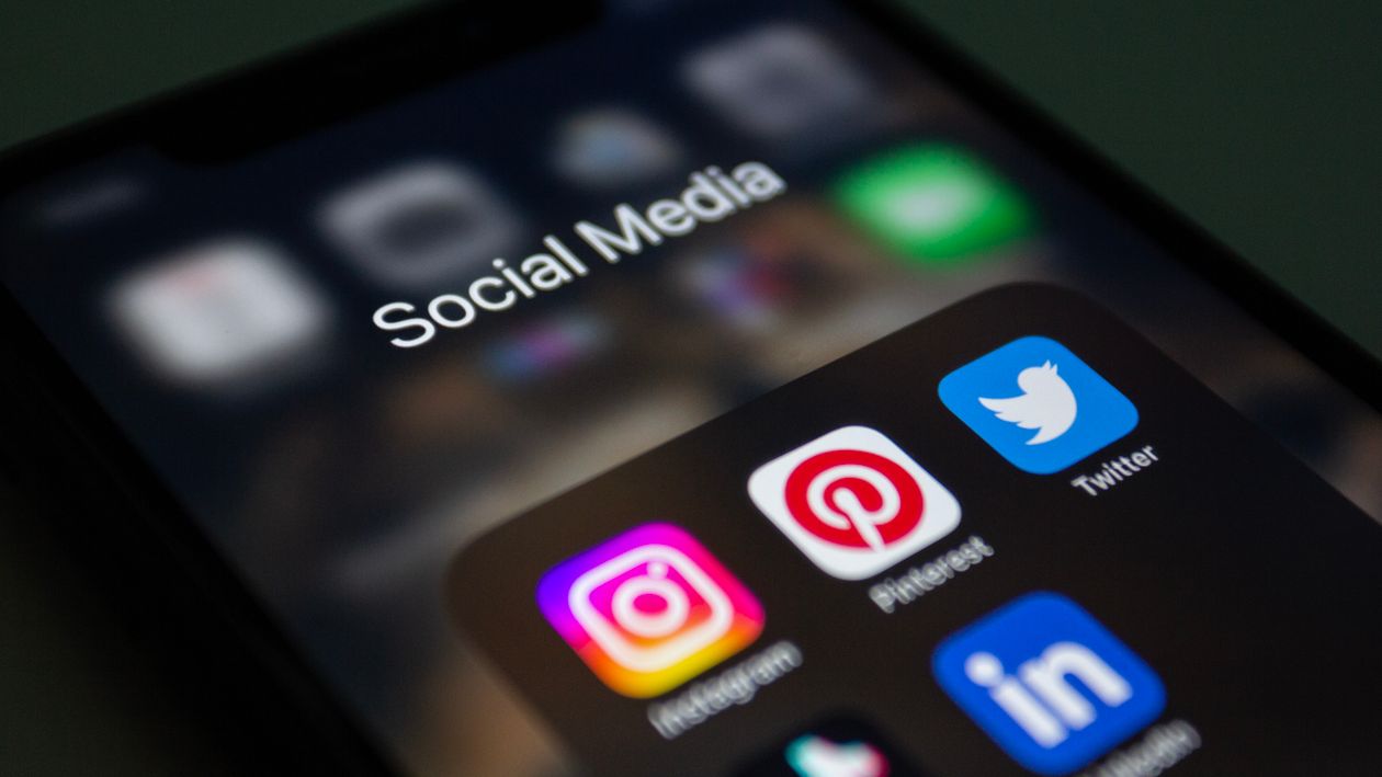 Écran de smartphone affichant un dossier d'applications de réseaux sociaux